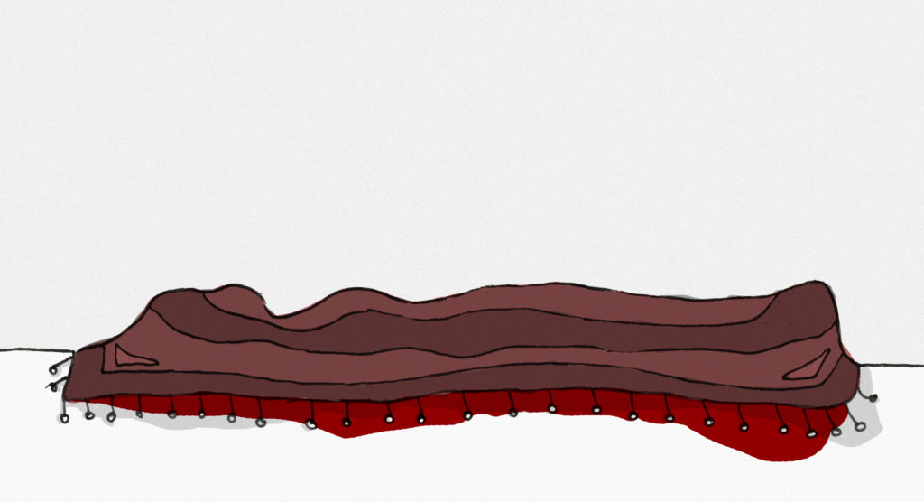 cuerpo de mujer tapado con un tapete rojo